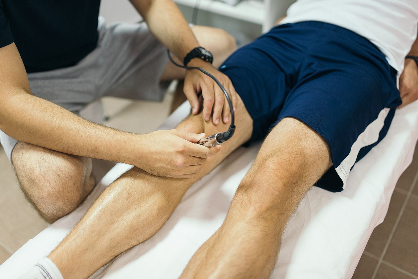 Vật lý trị liệu kết hợp xoa bóp giúp giảm đau, giảm sưng và giữ tầm vận động cho khớp gối.